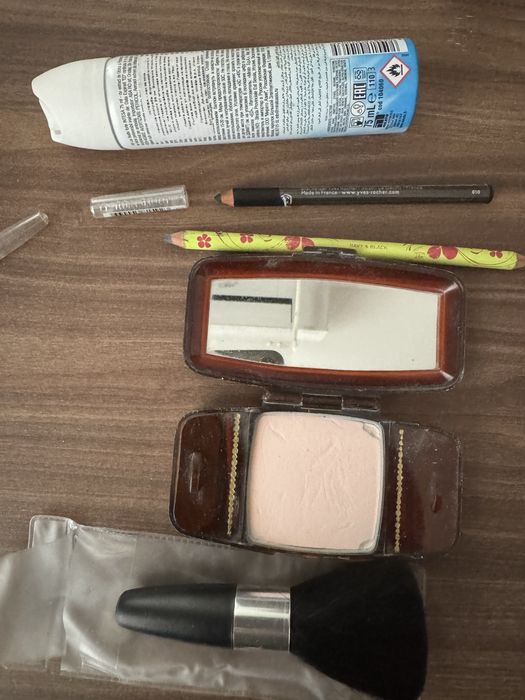 Козметика лот моливи, четка, пудриера и спрей