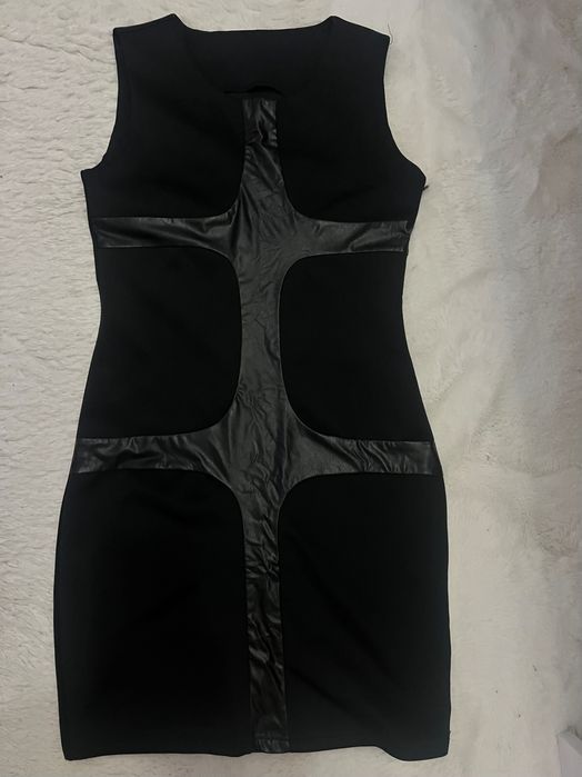 Къса черна рокля с кожен принт