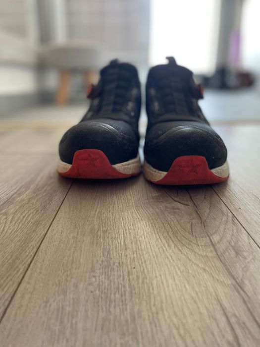 Adidasi cu inserție metalică