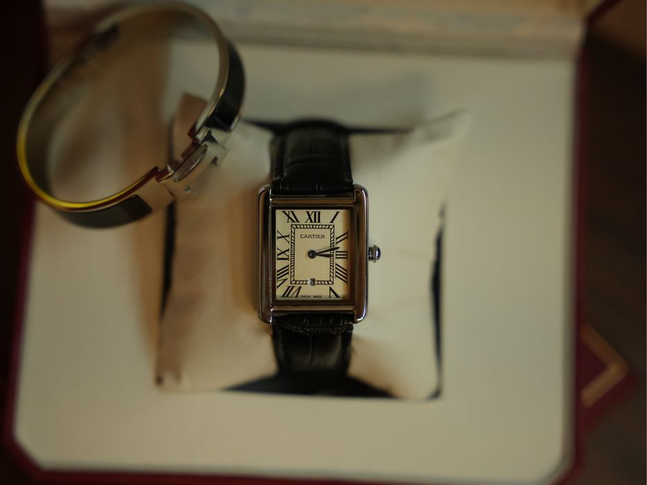Чисто нов cartier tank + подарък hermes гривна