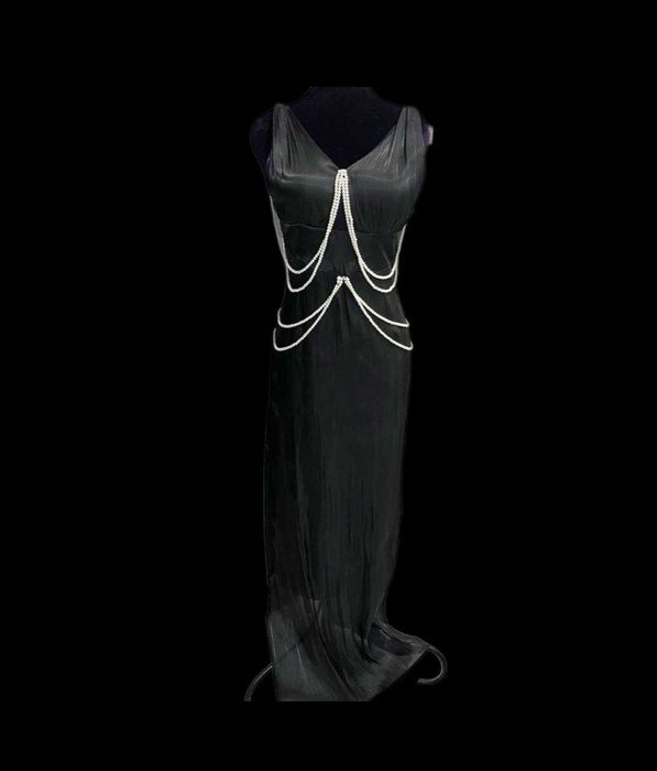 платье черное с жемчугами