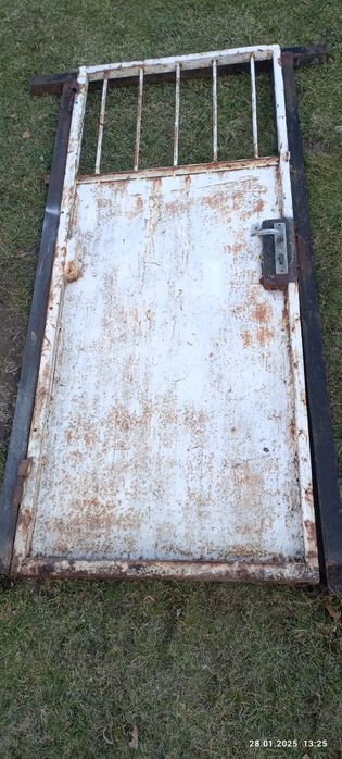 Желязна врата с каса и козирка