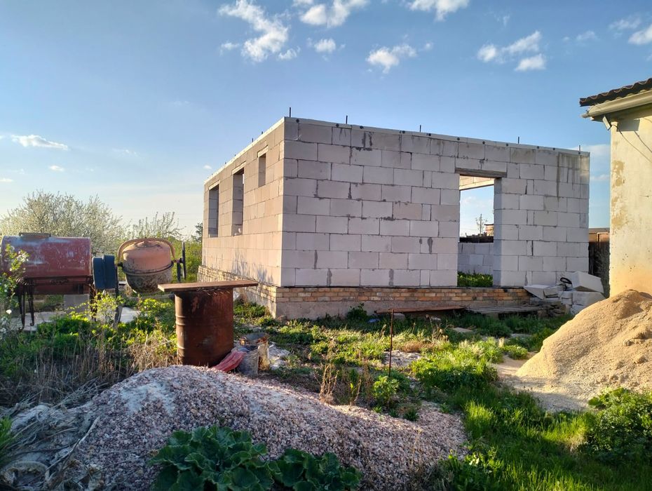 Продам дом недостроенный в частной собственности.