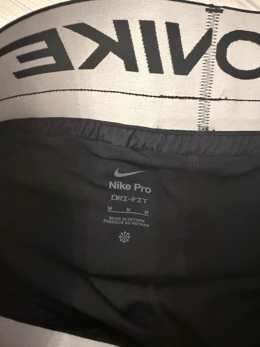 Дамски къси панталони Nike с клин