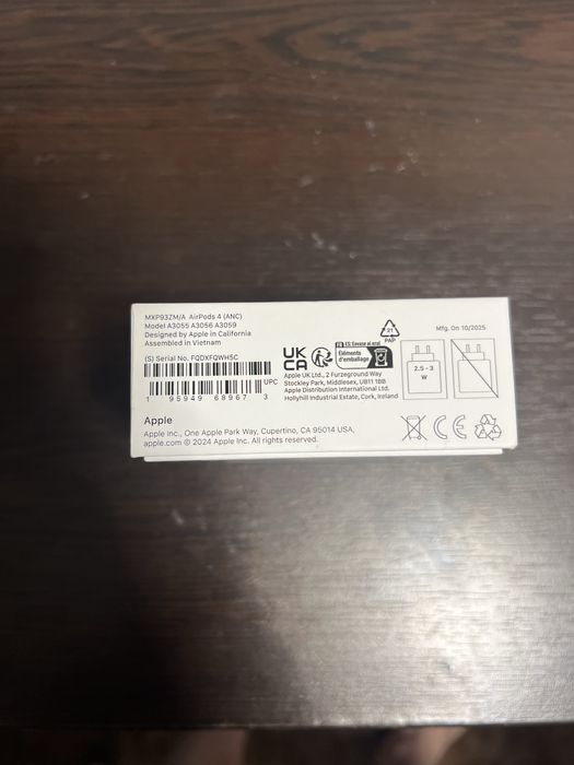 AirPods 4 cu Noise Cancelling