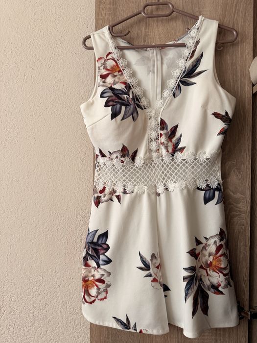 Бял  Гащеризон с цветя