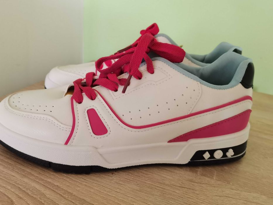 Дамски спортни обувки