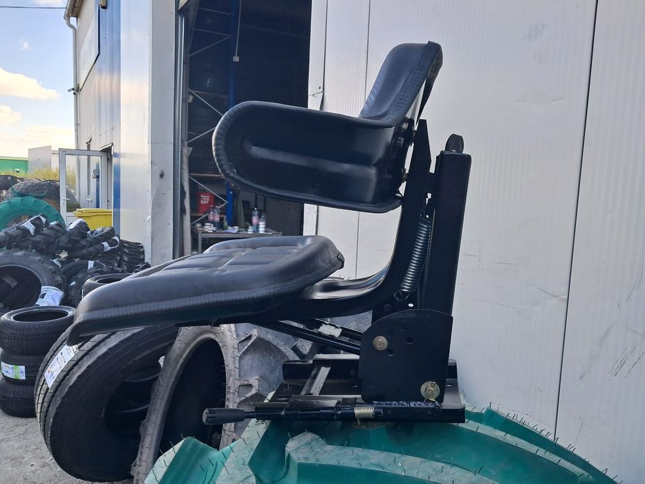 Scaun negru nou pentru tractor U-445;U-650 cu reglaj triplu si amortizor