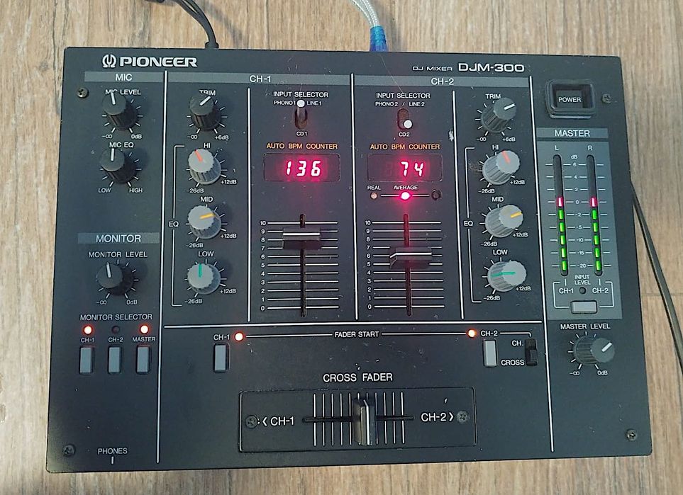 Pioneer DJM 300 Allen Heath Denon Yamaha Formula Sound Numark Ecler