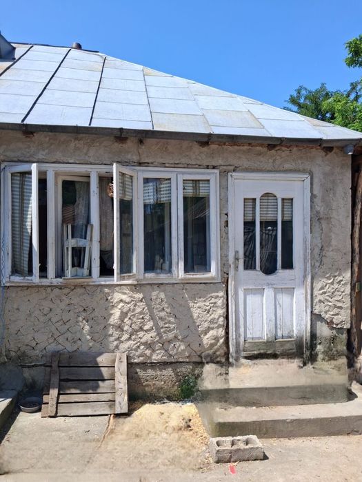 Gospodarie formata din 2 case cu pamant