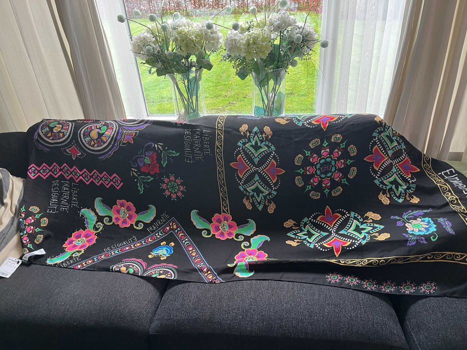 Уникален шал на Desigual