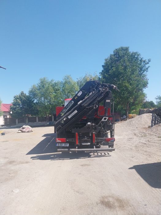 Camion cu macara