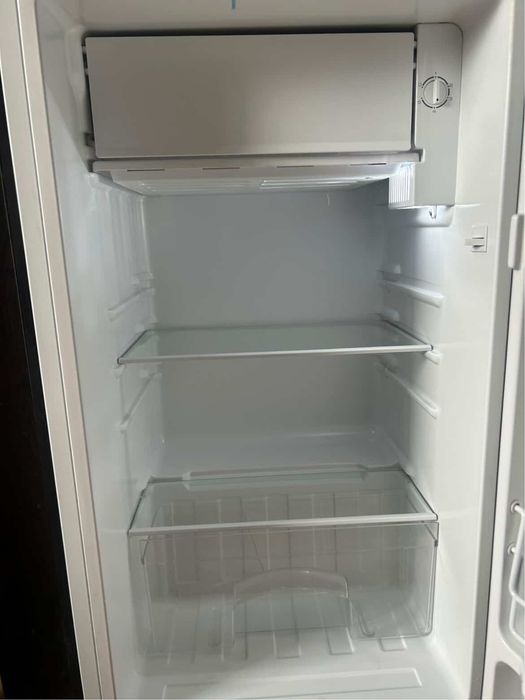 Vând frigider marca HEINNER
