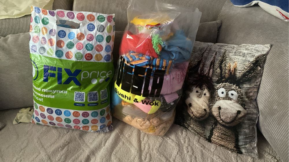 Отдам два пакета вещей