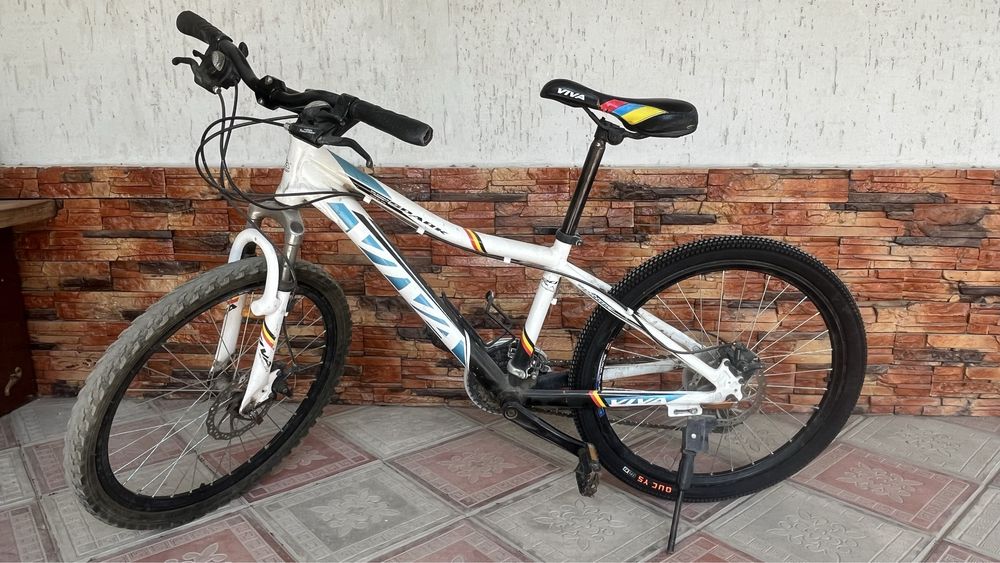 Спортивный белый велосипед
