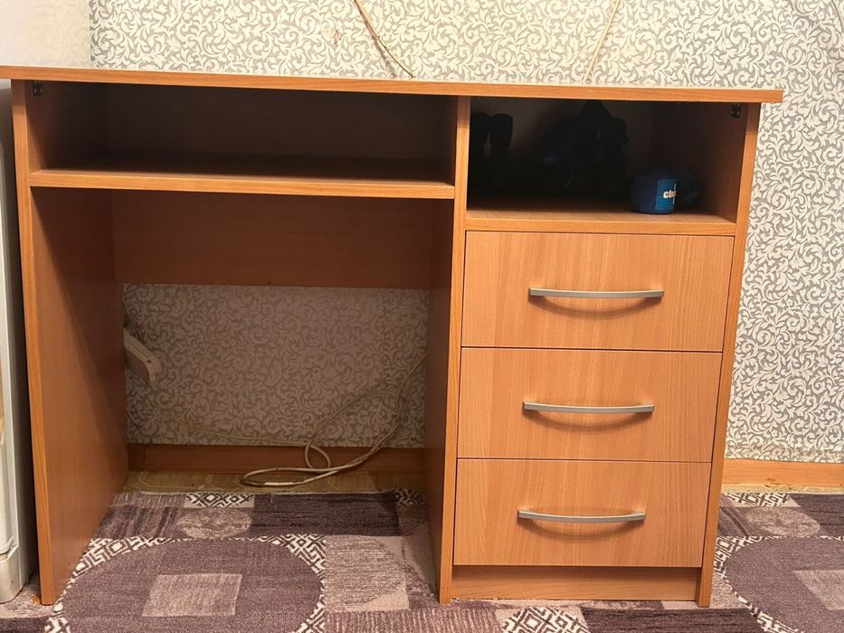 Продам стол компьютерный