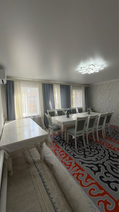 Продам два стола со стульями