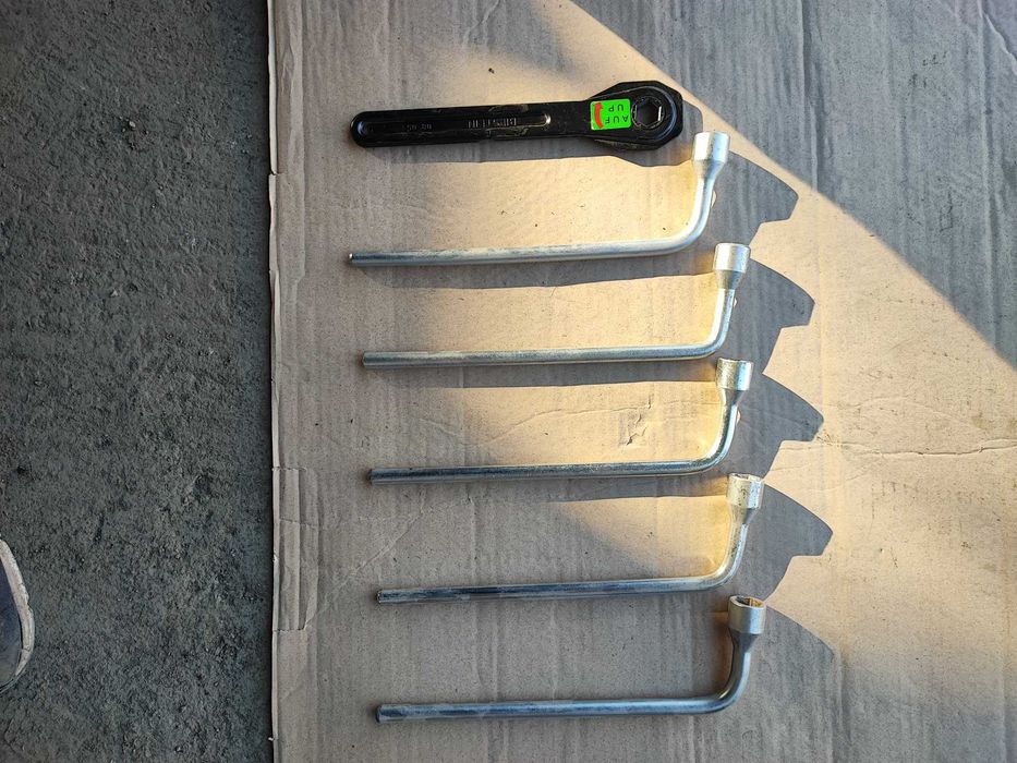 Kука ключ и подпора за гума от Мерцедес