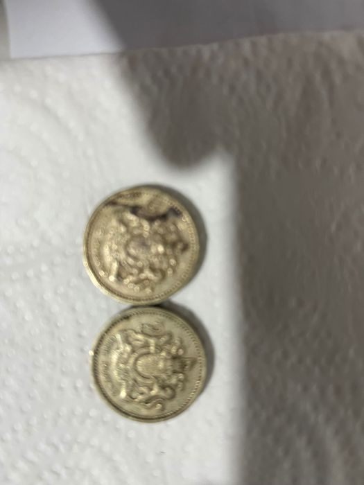 Две монети по един паунд 1983