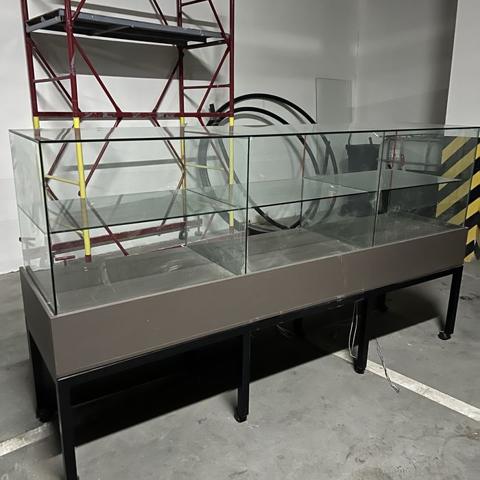 Витрина стеклянный