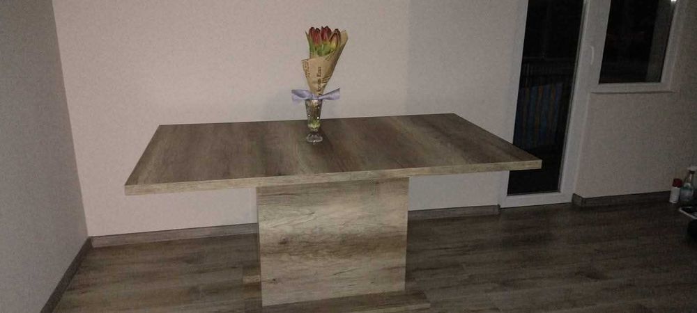 Трапезна маса голяма