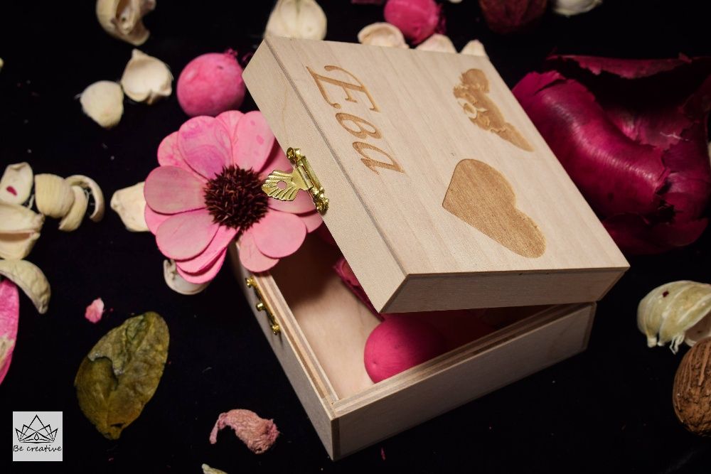 Гравирана кутийка за бижута от дърво с размери 10 см./10 см./5 см.
