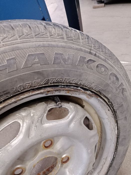 2 диска с резиной на запаску