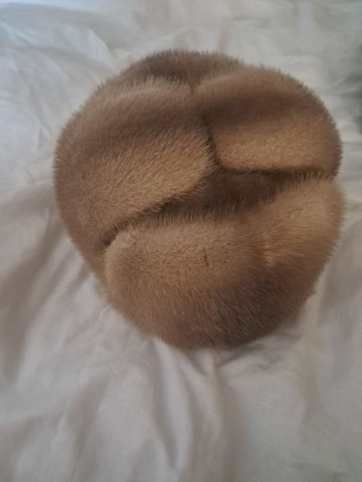 Продаются  две норковые шапки
