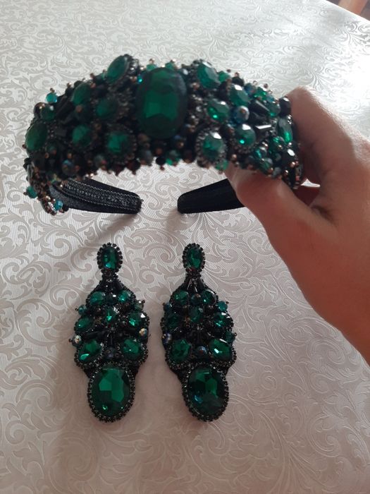Обадок и серьги со стразами