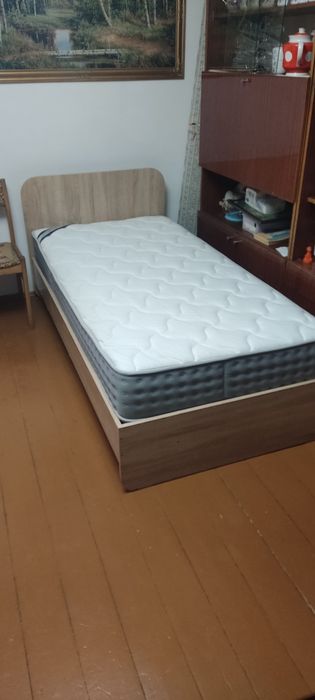 Кровать с матрасом