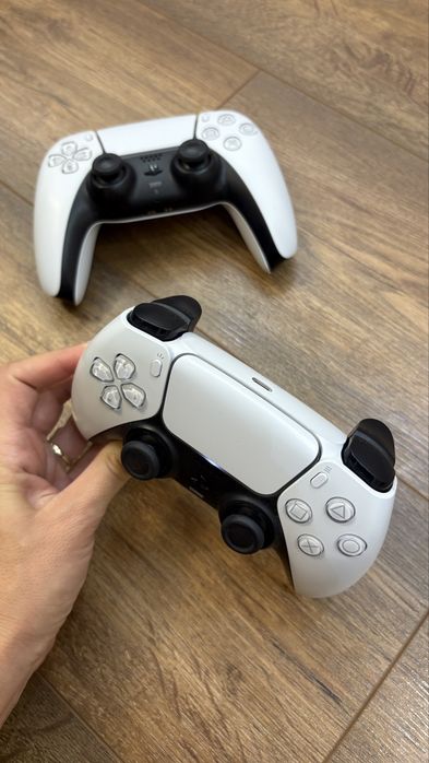 Продавам Sony PlayStation 5 DualSense 2 контролера