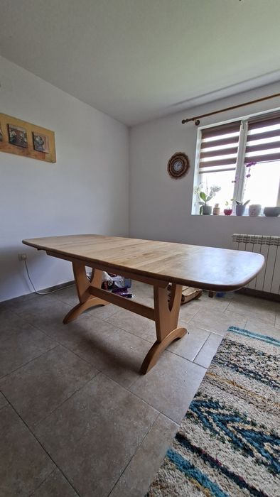 Masă  extensibilă de 4 la 6 persoane din lemn masiv.