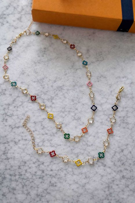 ЛВ бижу комплект с кутия гривна и сколие в шарени нюанси- син жълт червен и тн LV Louis vuitton златист цвят от неръждаем материал