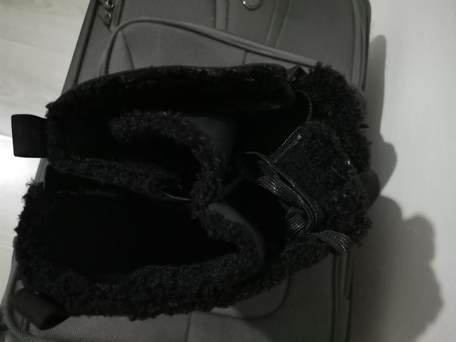Cizme de piele intoarsa si imblanite.