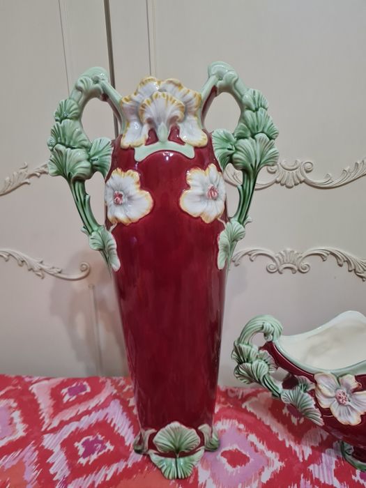 Vând set compus din 3bucati 2vaze 1Jardinieramajolică, art nouveau,