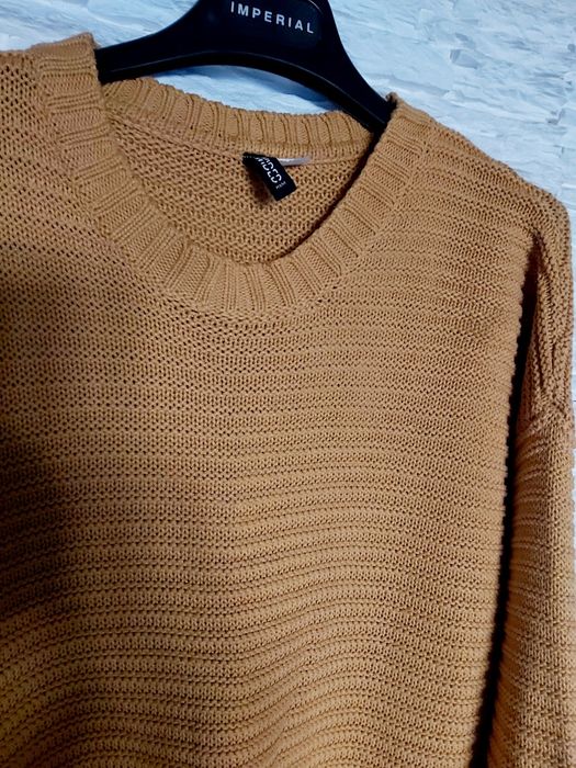 Pulovere tricotate