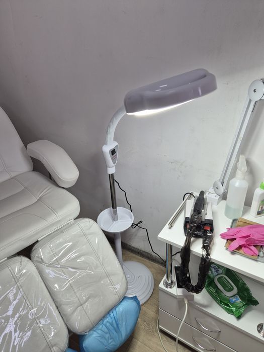 Продам Новую напольную лампу с лупой