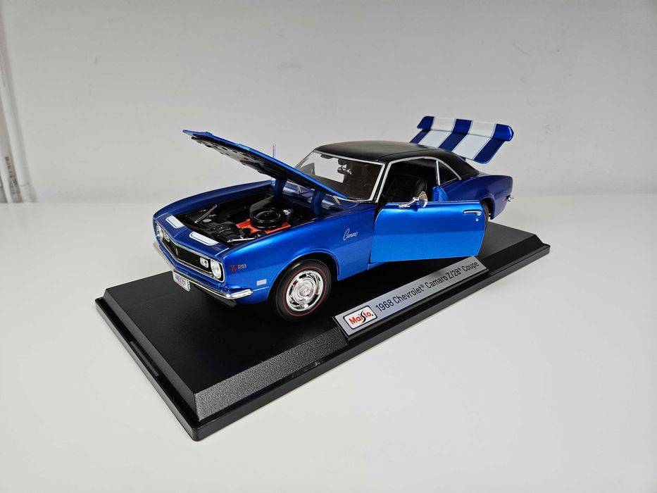 Vand colectie machete auto Camaro vs Mustang scara 1:18