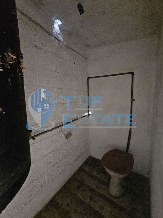 Двуетажна къща с голям двор в село Върбица, област Велико Търново