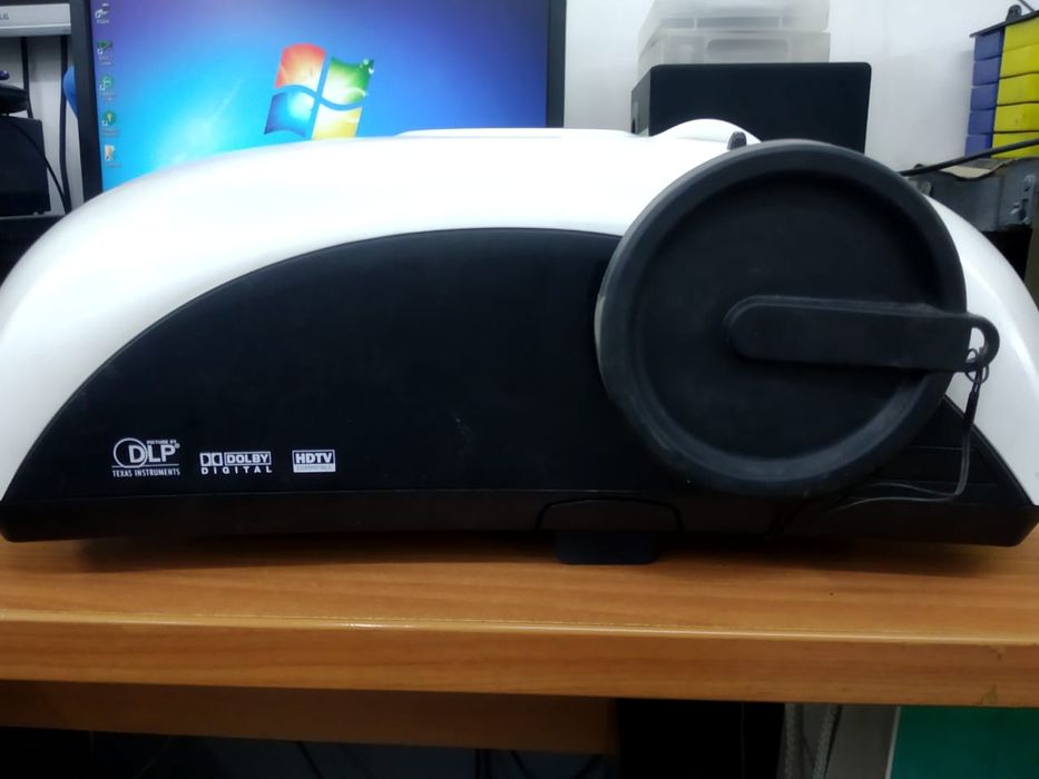 Продам проектор Optoma