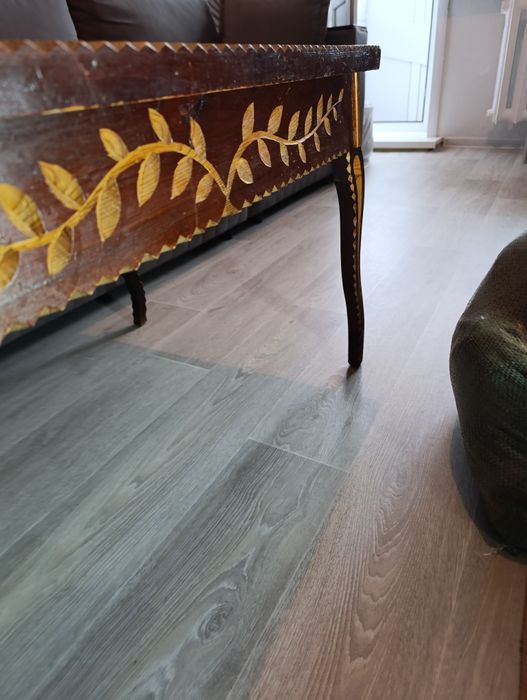 Столик резной -деревяный