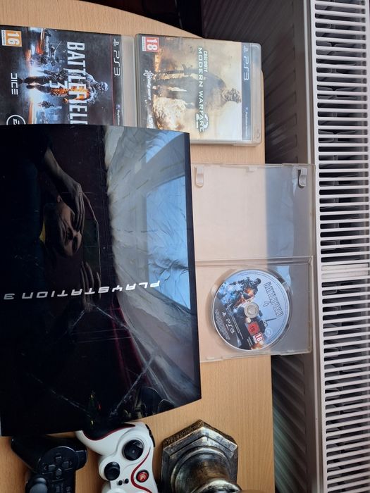 Ps 3 + doua manete si8 jocuri