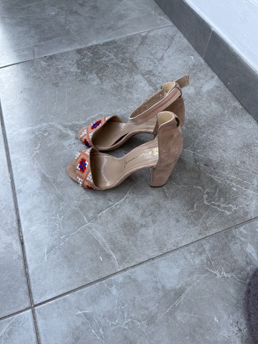 Sandale cu motive populare, marimea 39