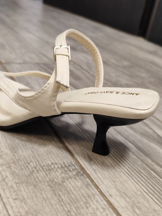 Дамски сандали в бял цвят