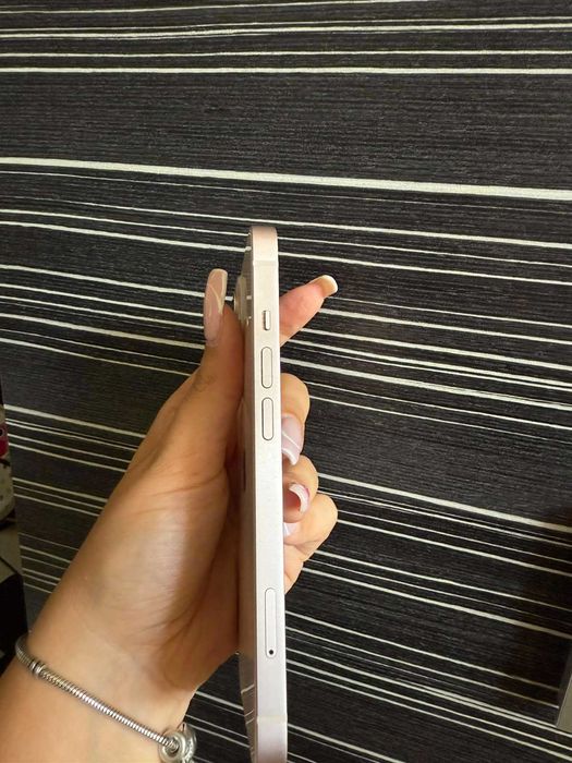 Продавам iPhone 13