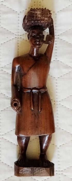 Statuetă africană lemn exotic - Femeie cu pipă și legătură lemne 23 cm