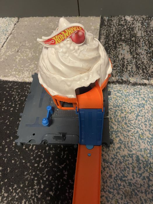 Hot wheels,Хот уйлс писта,камион,играчки