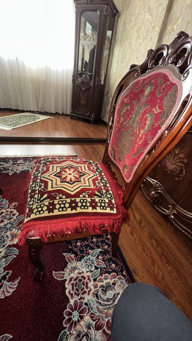 Продается большой стол со стульями