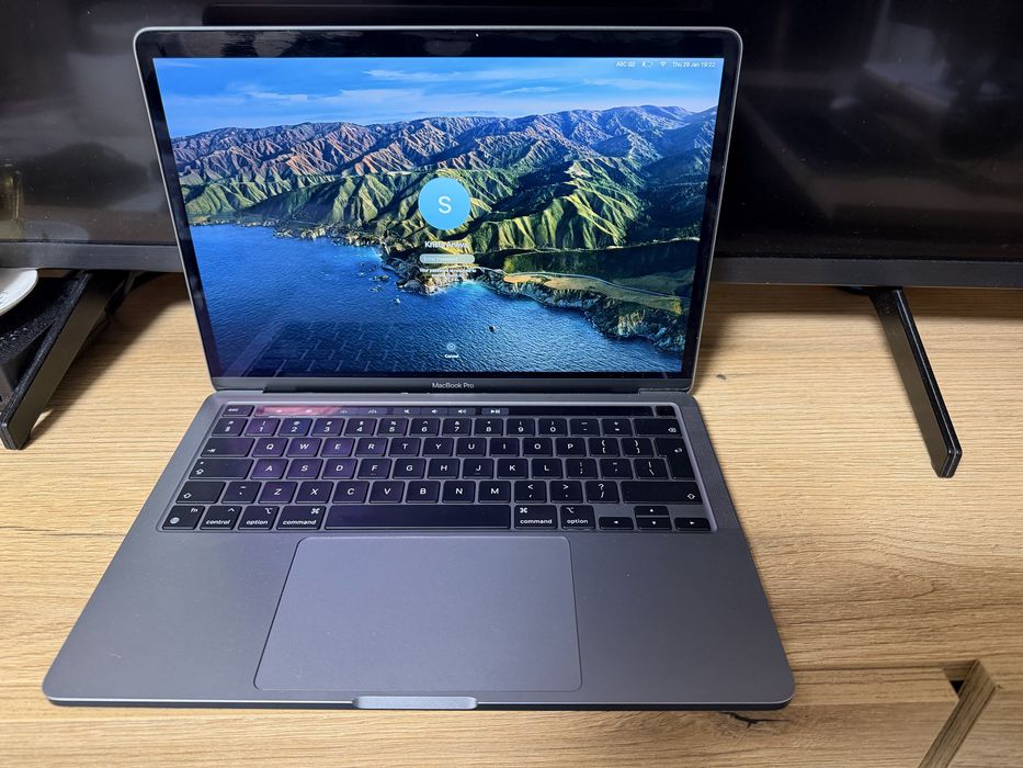 MacBook Pro 13 inch M1, 8GB RAM, 256 ssd