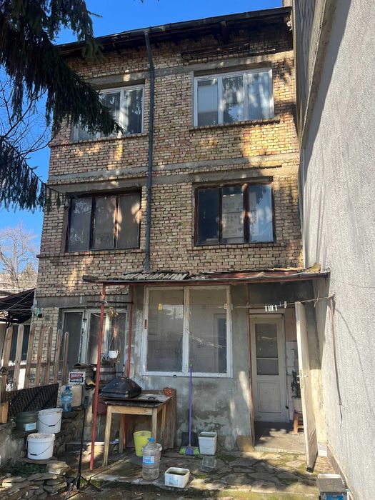 Самостоятелен етаж от къща с двор – гр. Попово, главен булевард